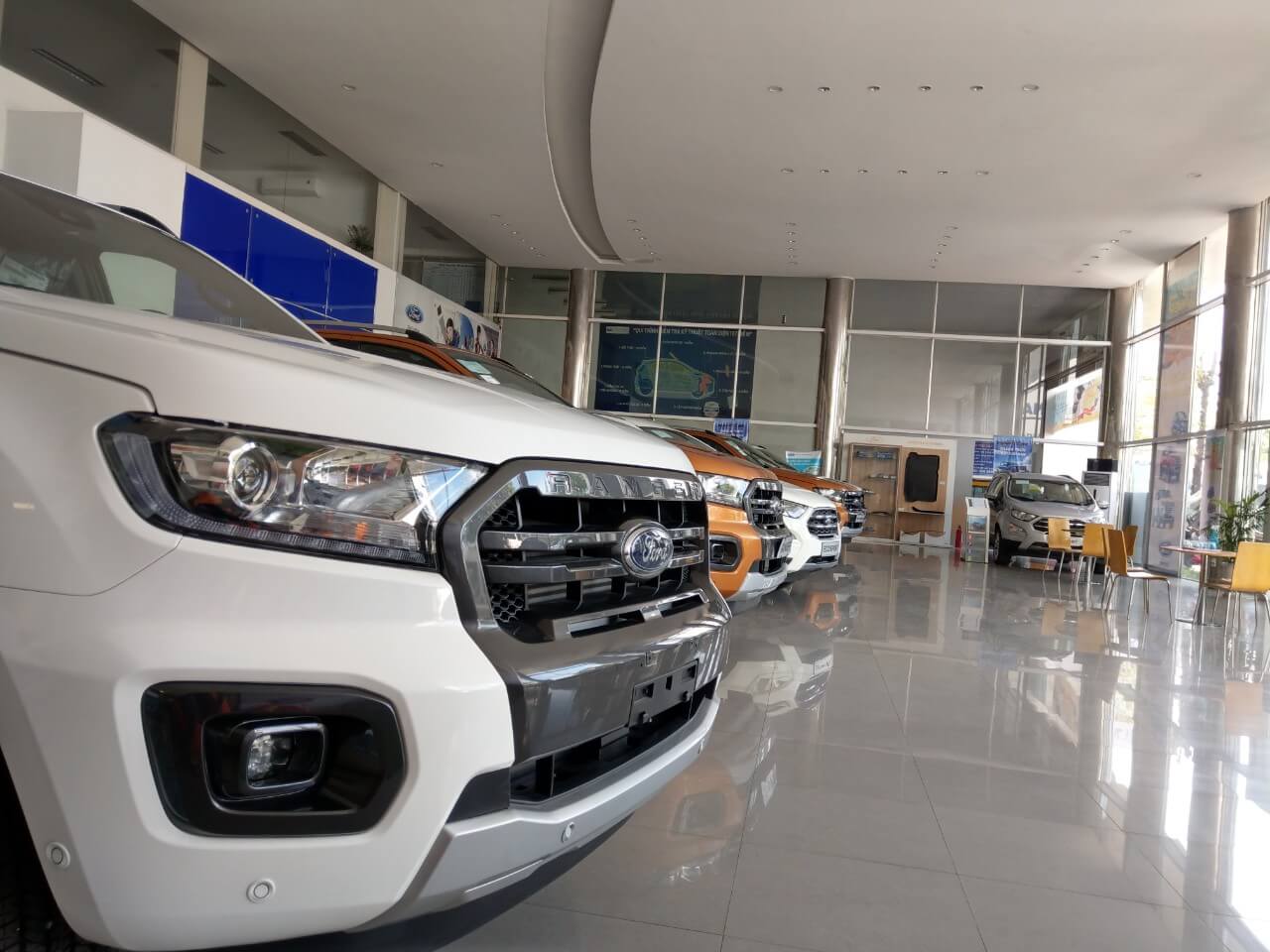 Đại lý showroom xe ô tô Ford tại Đà Nẵng có khu trưng bày rộng rãi