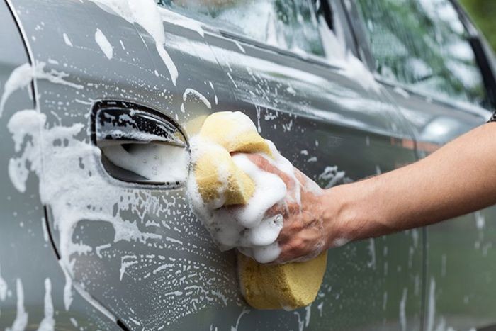 Rửa xe bằng dung dịch tẩy rửa phù hợp